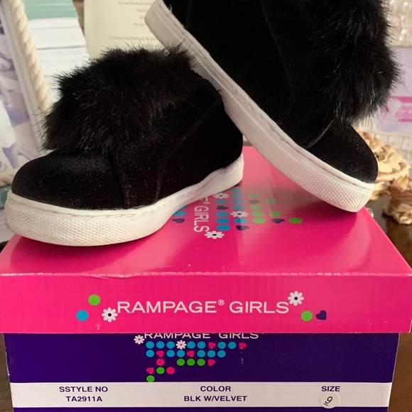RAMPAGE GIRLS-9-✨EUC✨ BLACK VELVET W/FAUX FUR POMS - Picture 2 of 5